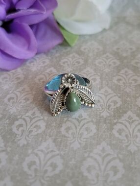 Sterling Silver Leaf Teardrop Ring with Green Stone - Size 8